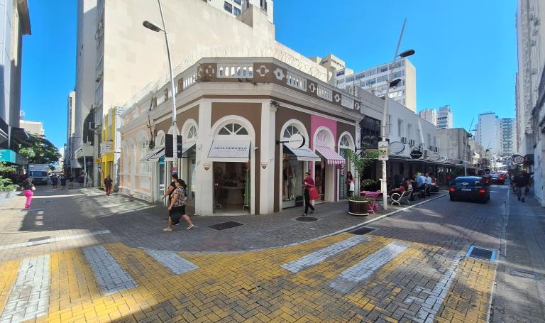 Comercial Dely, Centro