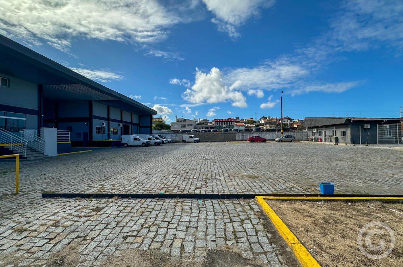 estacionamento fundos 