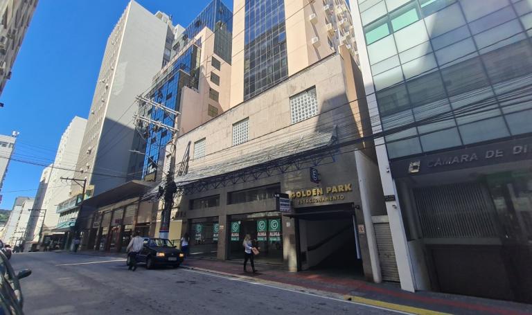 Golden Tower, Centro