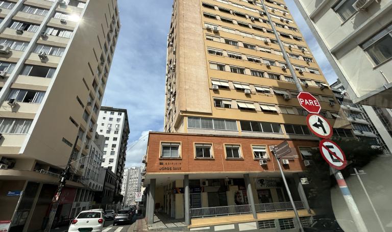 Jorge Daux, Centro