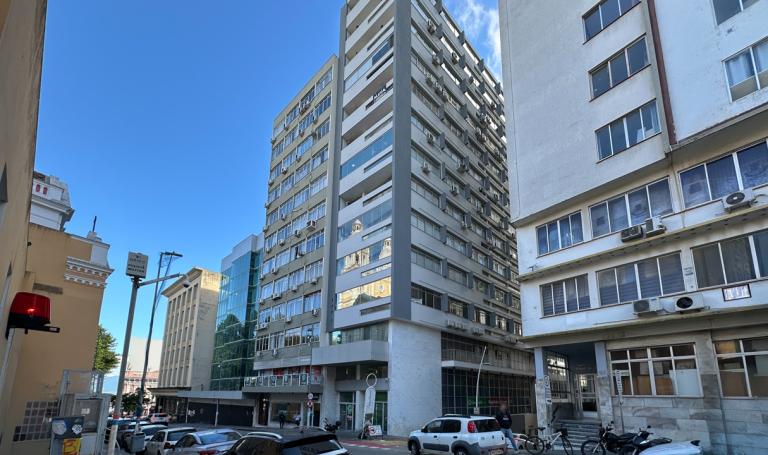 Jose Daux, Centro