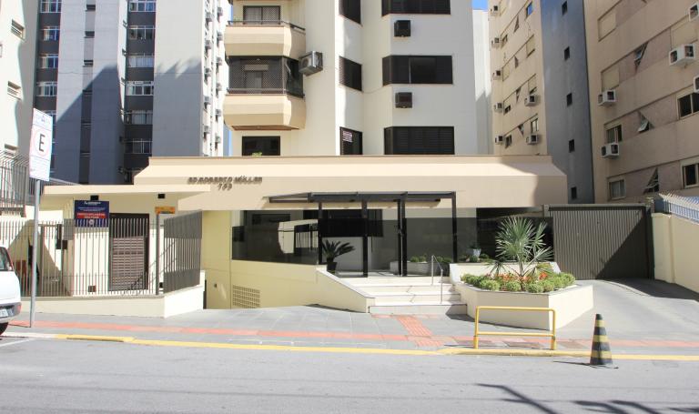 Roberto Muller, Centro