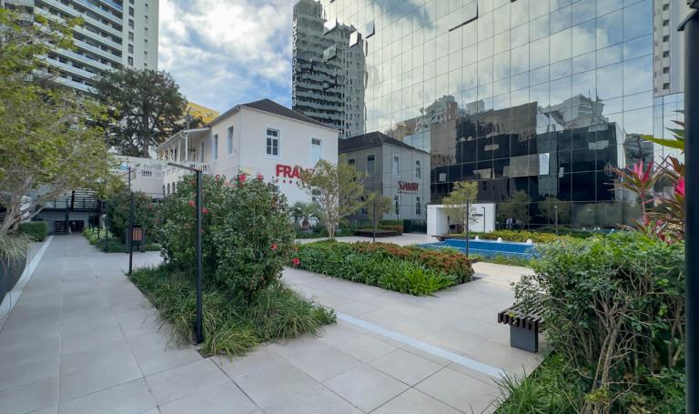 Conjunto de edificações para uso comercial, cultural e de prestação de serviços