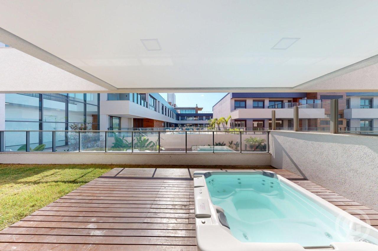garden deck com ofurô e churrasqueira
