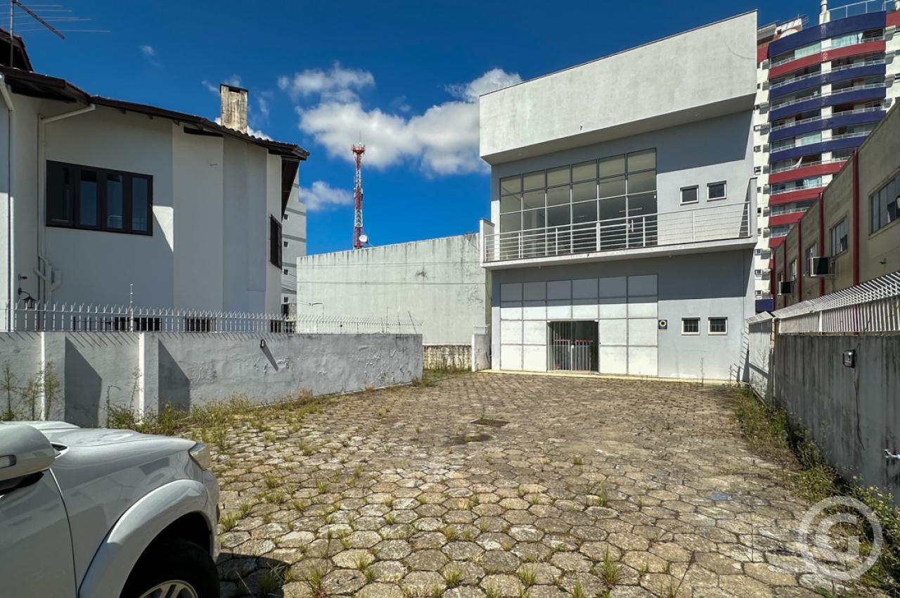 estacionamento fundos 