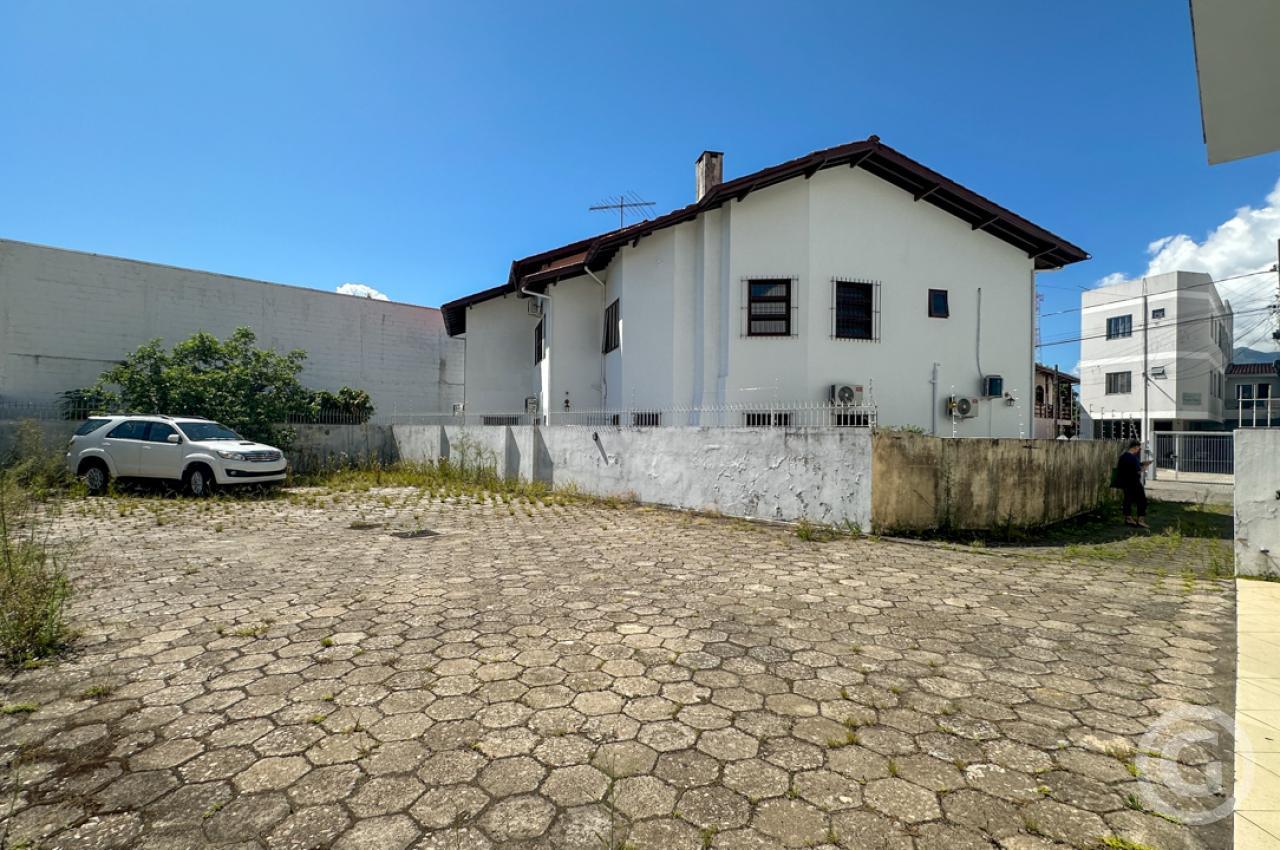 estacionamento fundos 